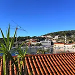Hvar Out חוואר