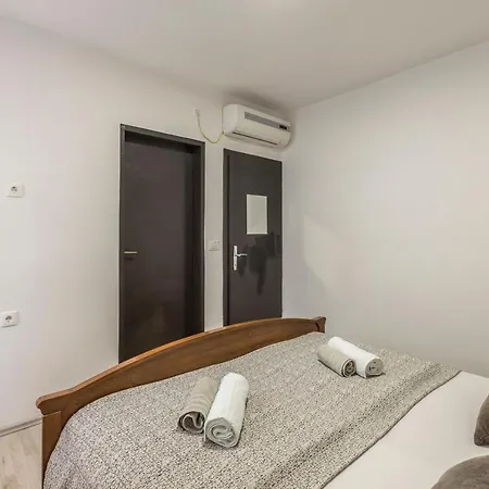 Hvar Out Apartamento *